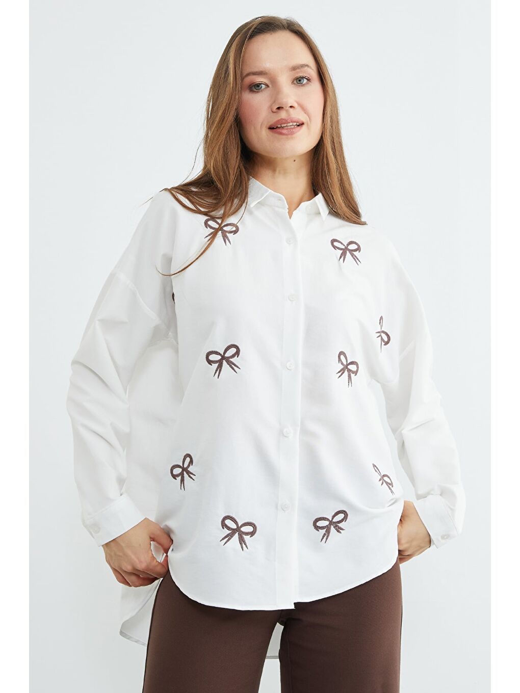 Beyaz Fiyonk Nakışlı Oversize Gömlek-3