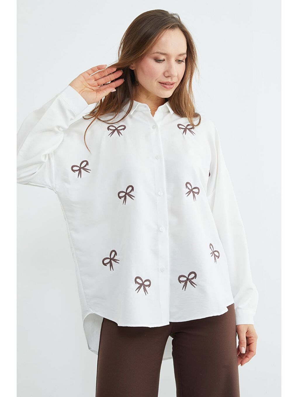 Beyaz Fiyonk Nakışlı Oversize Gömlek-4