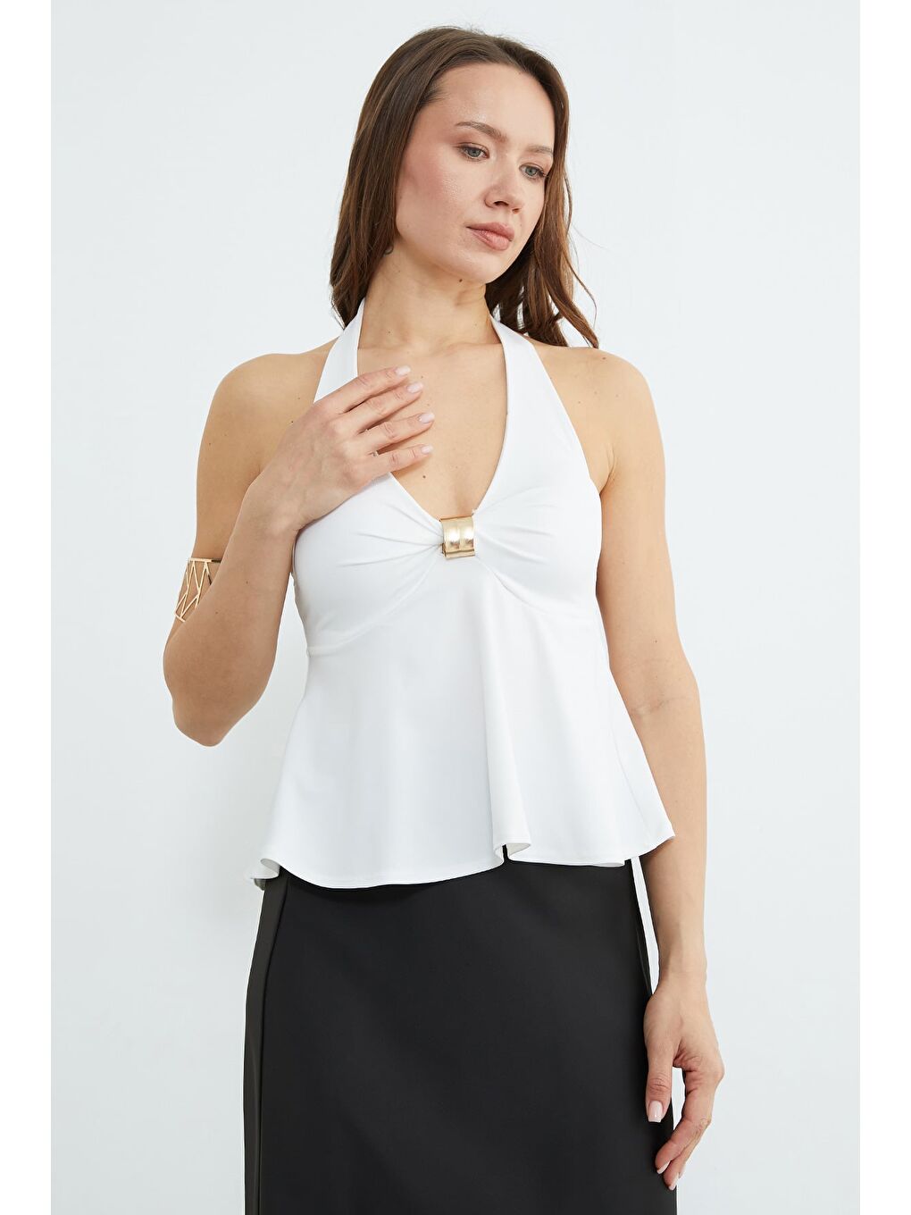 Beyaz Toka Aksesuarlı Boyundan Geçirmeli Kaplı Bluz-1