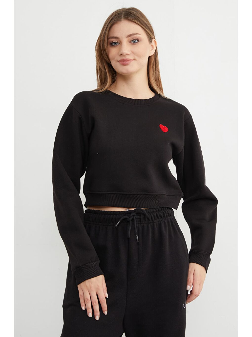 Siyah 3 İplik Kalp Nakışlı Crop Sweatshirt-1