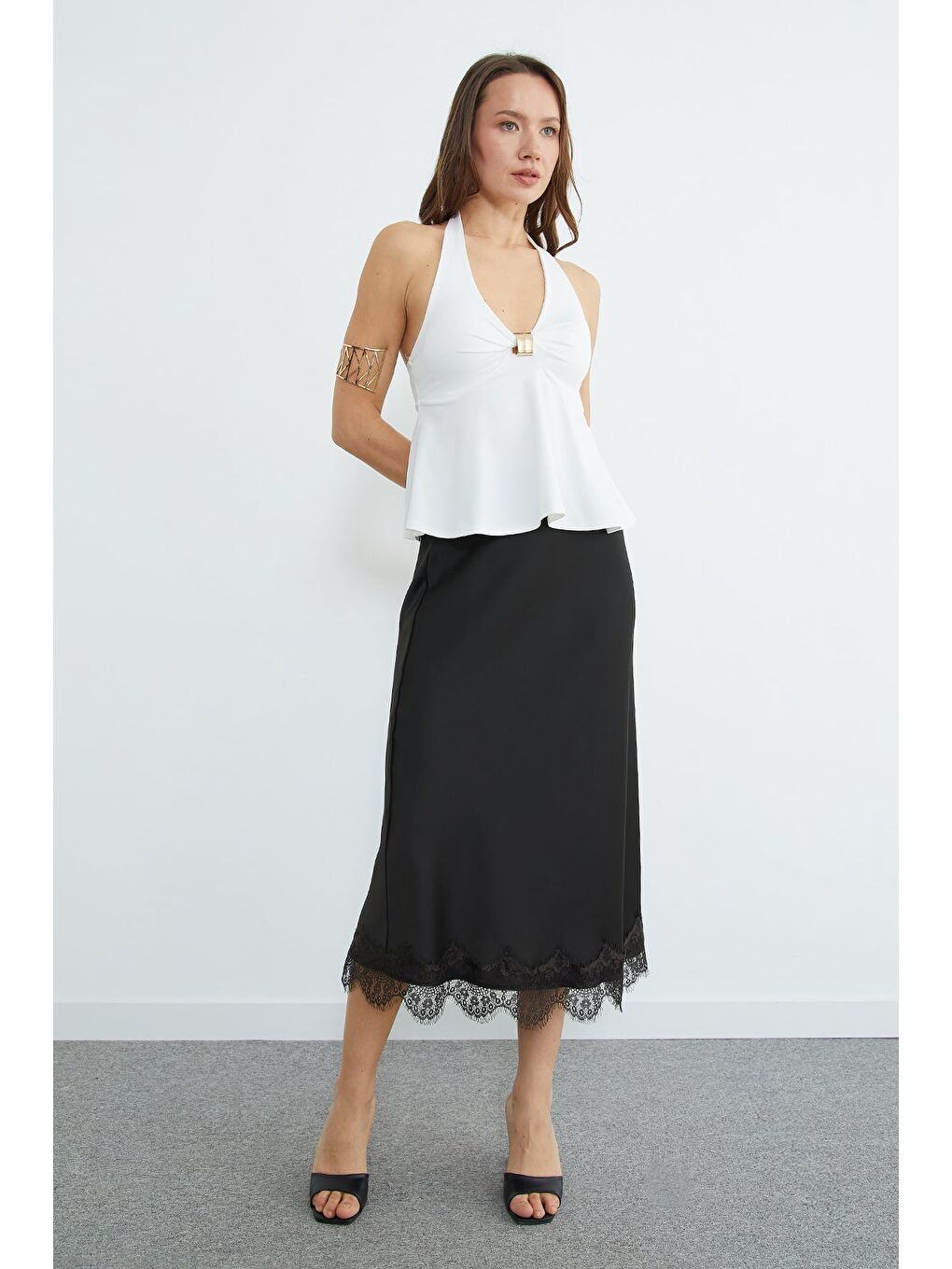 Beyaz Toka Aksesuarlı Boyundan Geçirmeli Kaplı Bluz-2