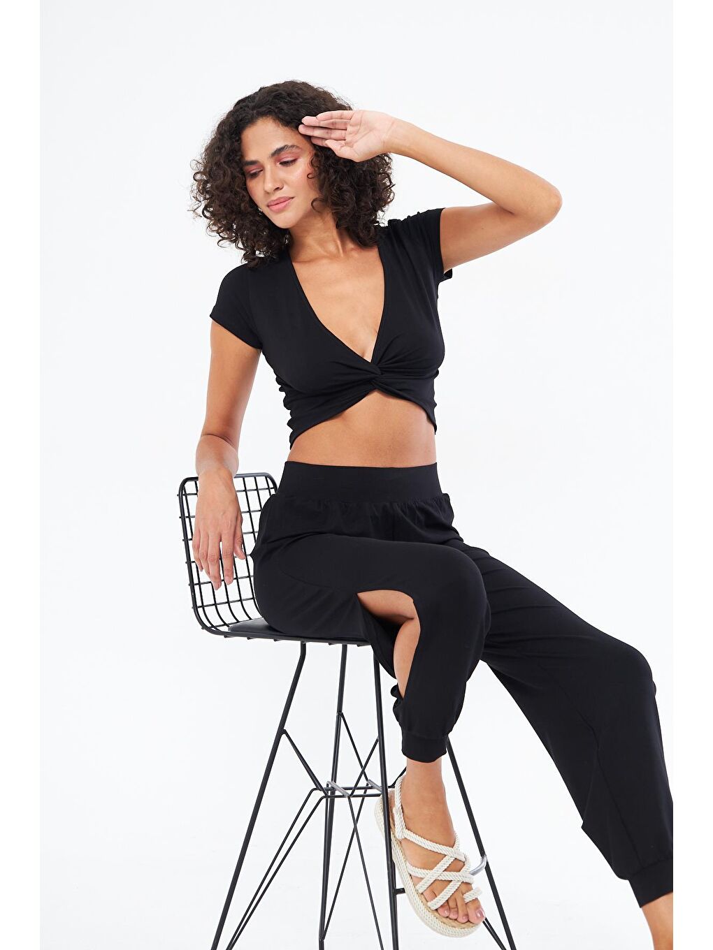 Kadın Burgu Detaylı Kısa Kol Siyah Bluz - Twist-4