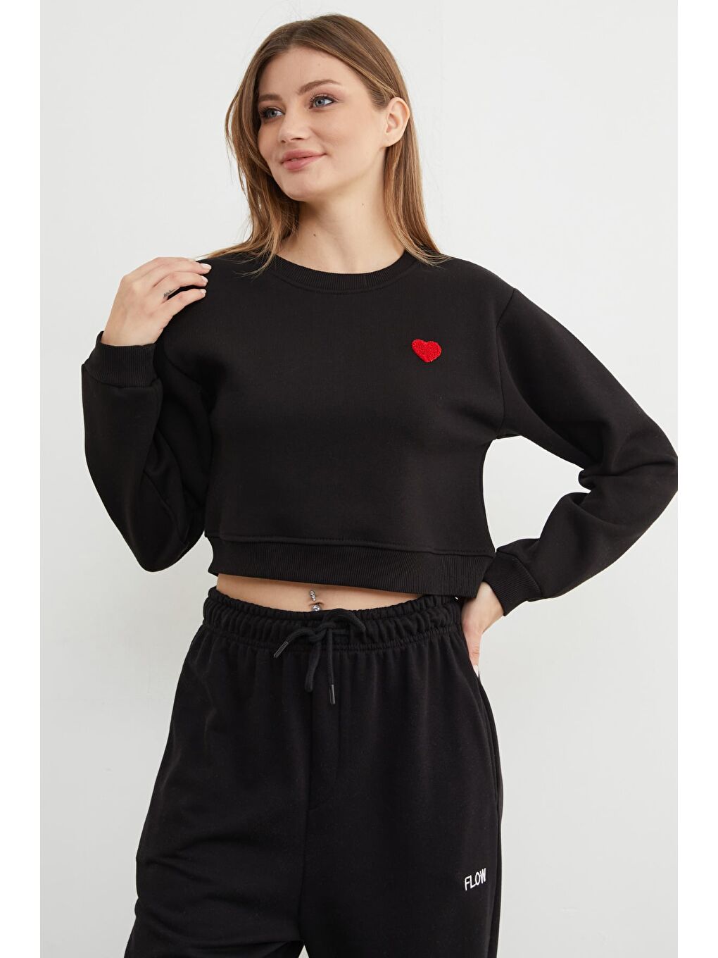 Siyah 3 İplik Kalp Nakışlı Crop Sweatshirt-2