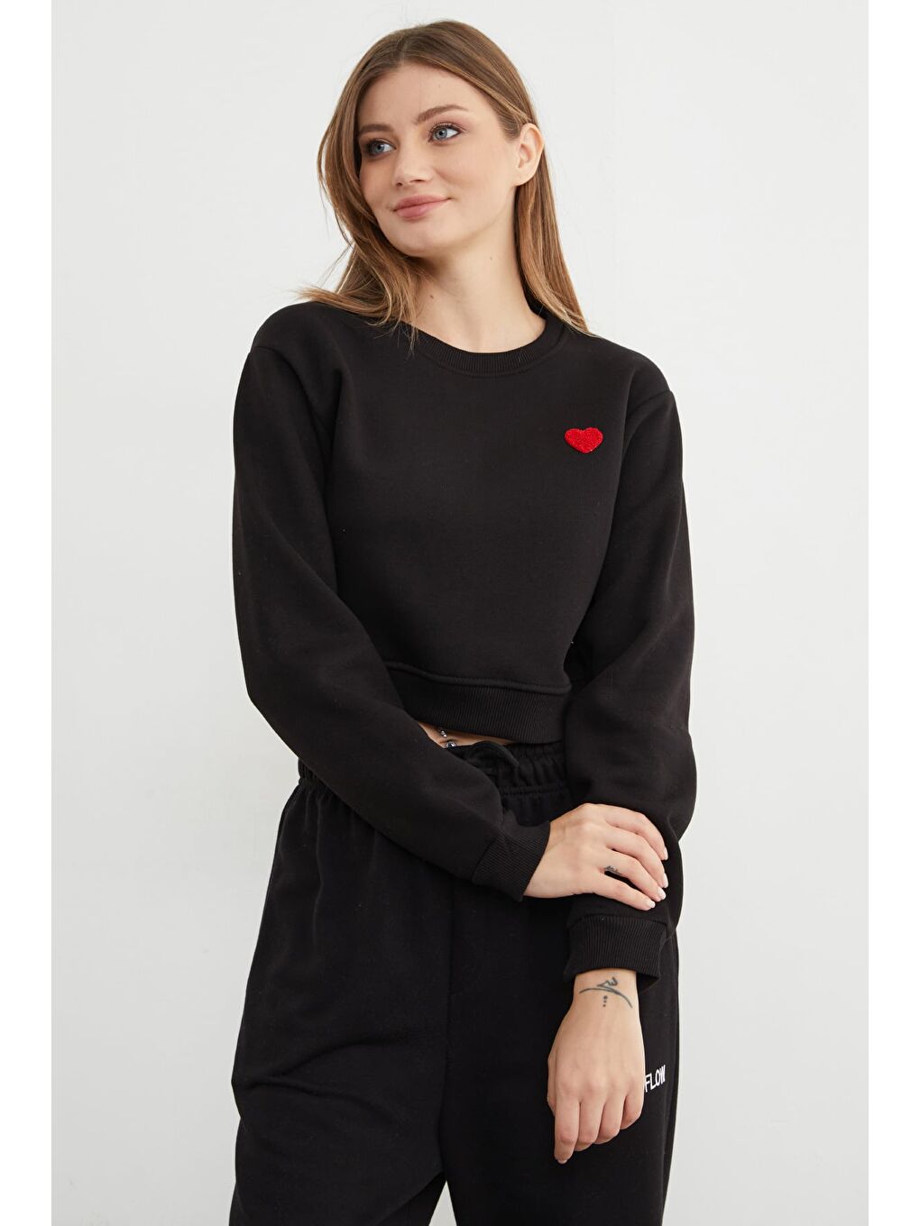 Siyah 3 İplik Kalp Nakışlı Crop Sweatshirt-3
