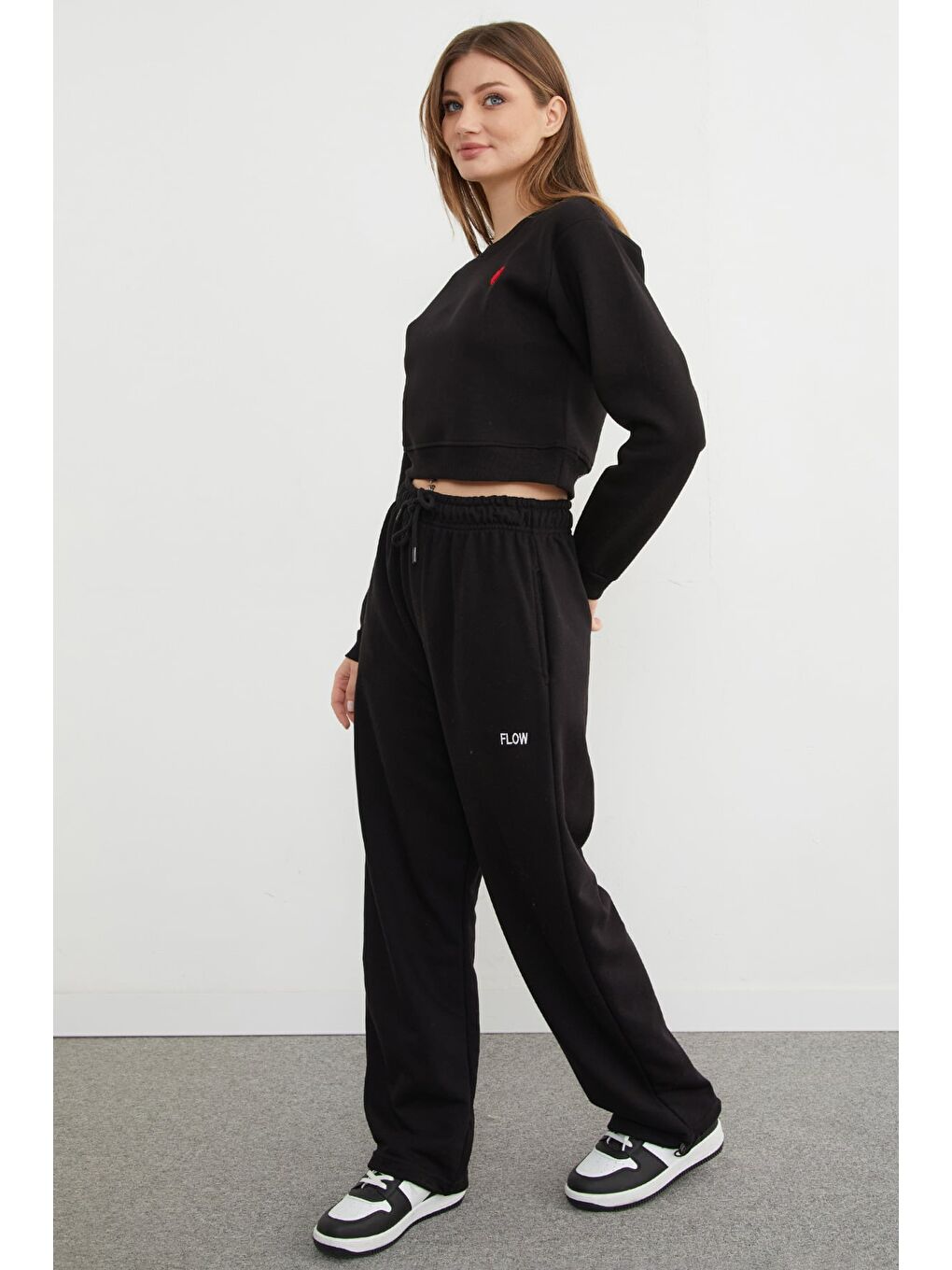 Siyah 3 İplik Kalp Nakışlı Crop Sweatshirt-4