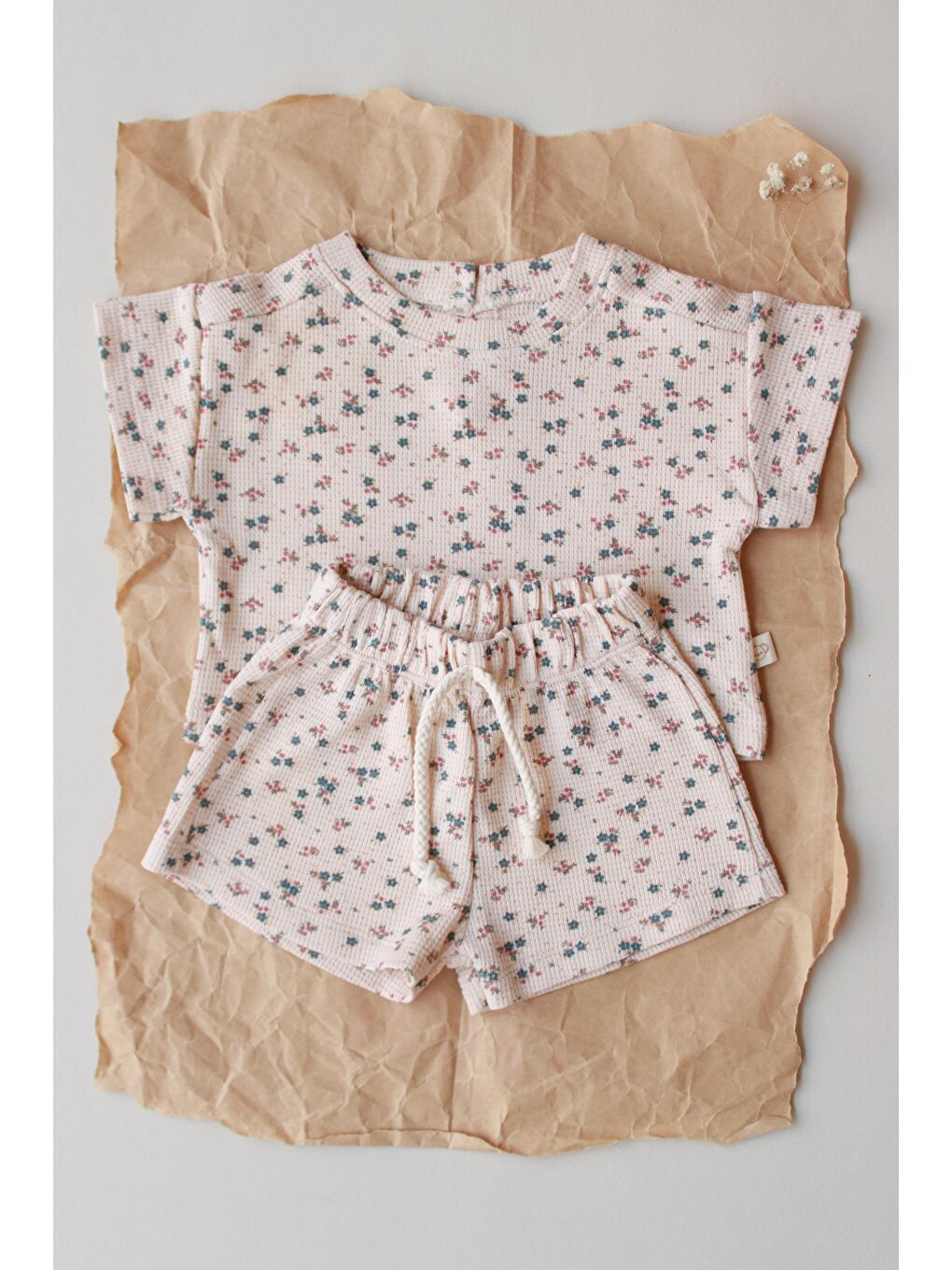 Bej Renkli Çiçek Baskılı Waffle Şort Takım