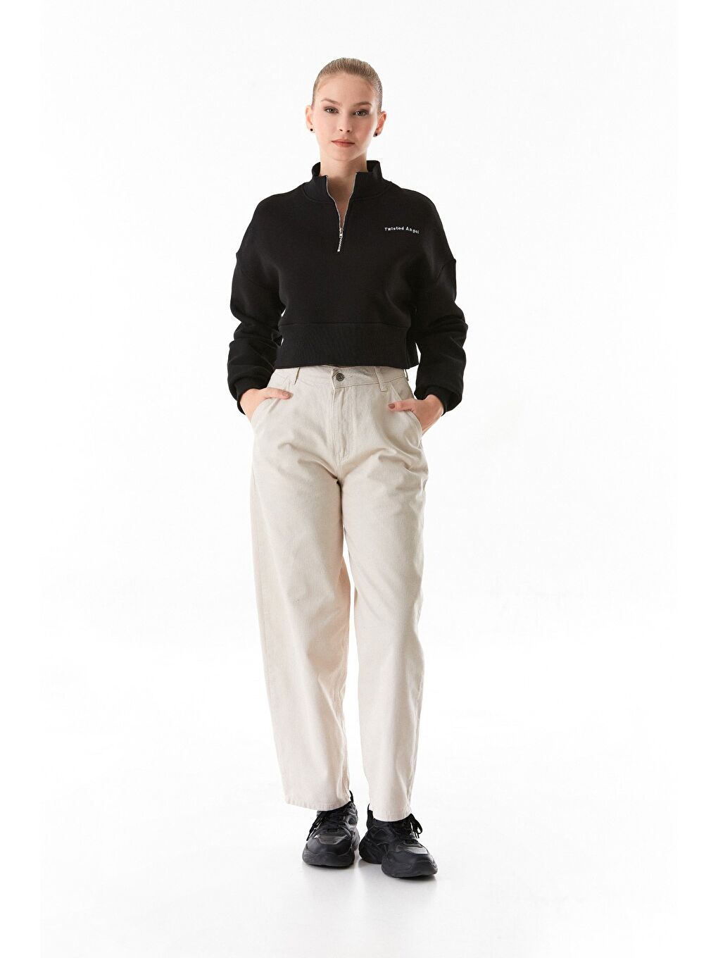 Siyah 3 İplik Twisted Angel Yazı Nakışlı Yarım Fermuarlı Crop Sweatshirt-1