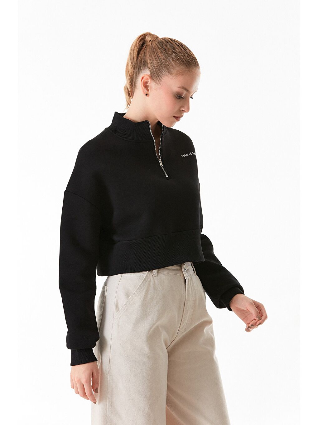 Siyah 3 İplik Twisted Angel Yazı Nakışlı Yarım Fermuarlı Crop Sweatshirt-2