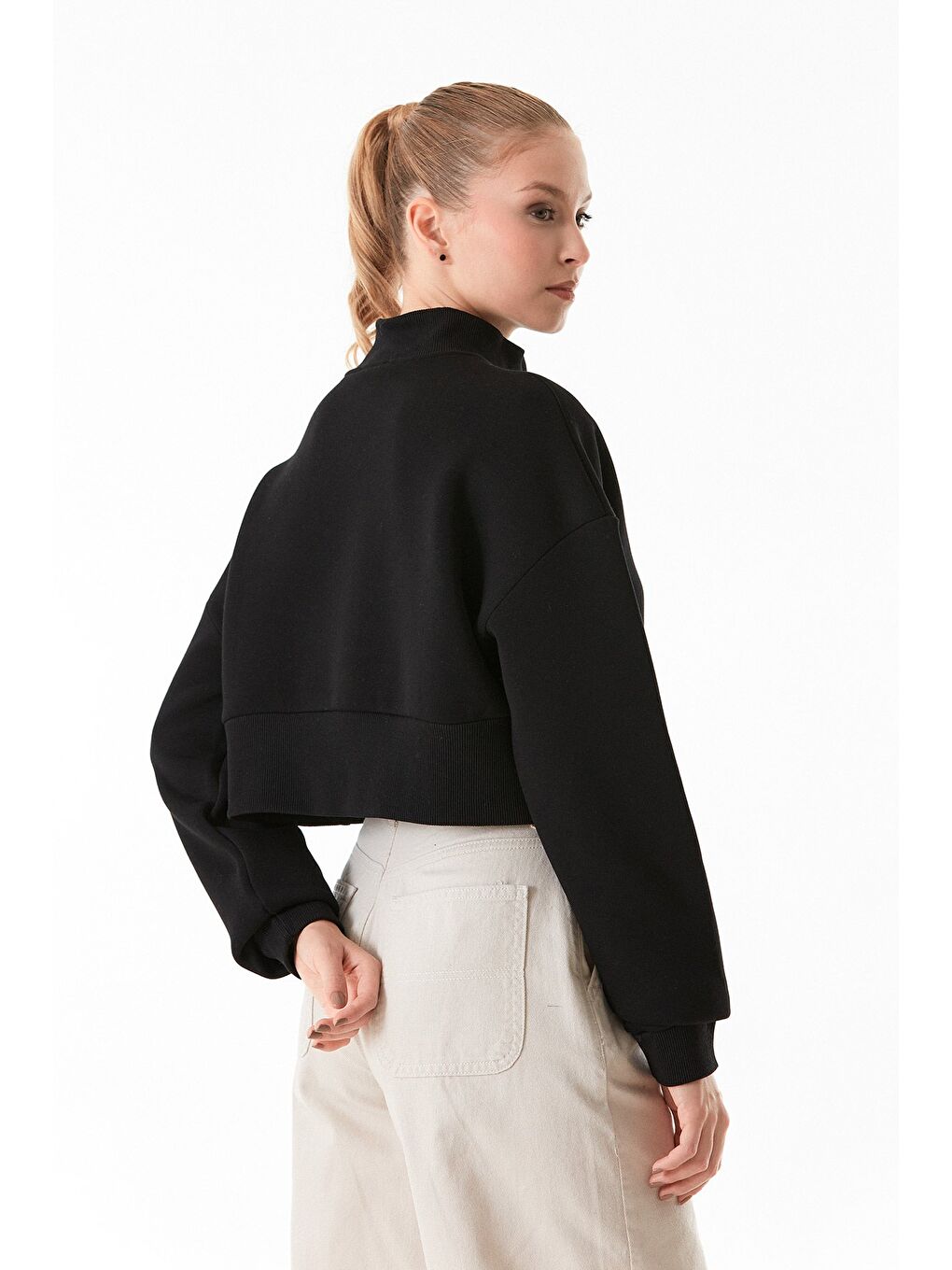 Siyah 3 İplik Twisted Angel Yazı Nakışlı Yarım Fermuarlı Crop Sweatshirt-4