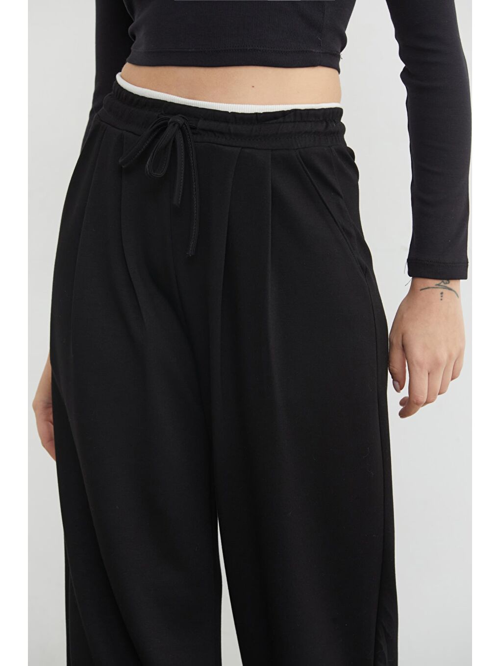 Siyah Beli Ribana Detaylı Pileli Modal Pantolon-4