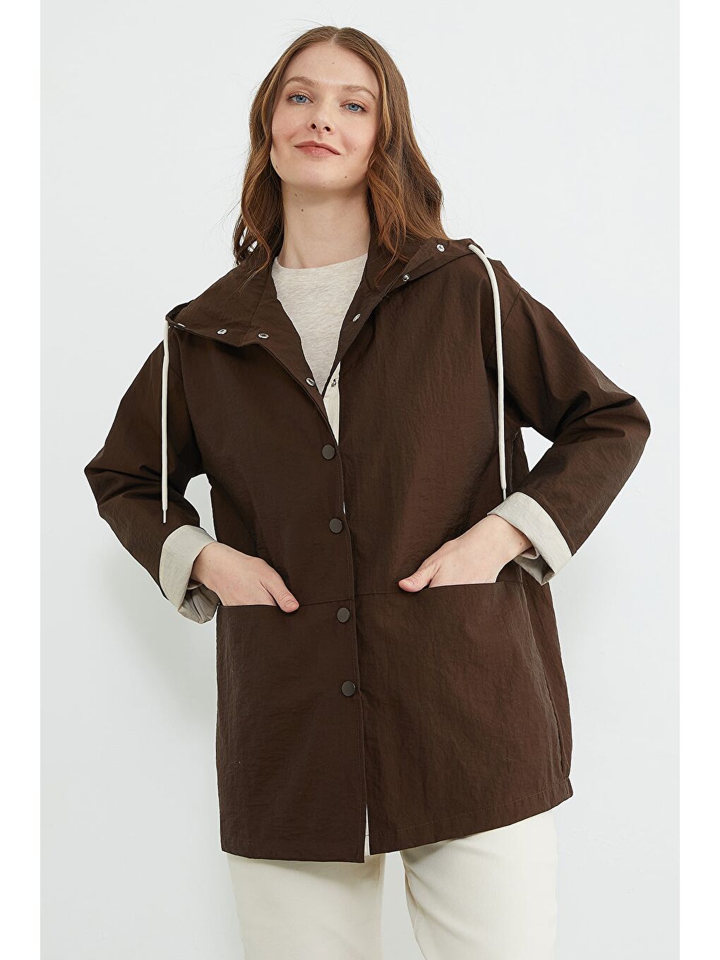 Kahverengi Çıtçıtlı Kapüşonlu Paraşüt Kumaş Trençkot