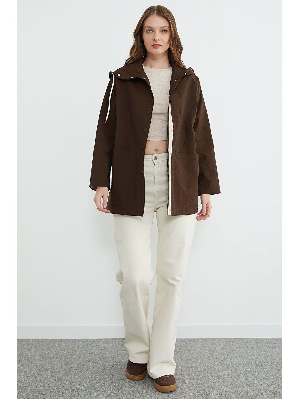 Kahverengi Çıtçıtlı Kapüşonlu Paraşüt Kumaş Trençkot-1