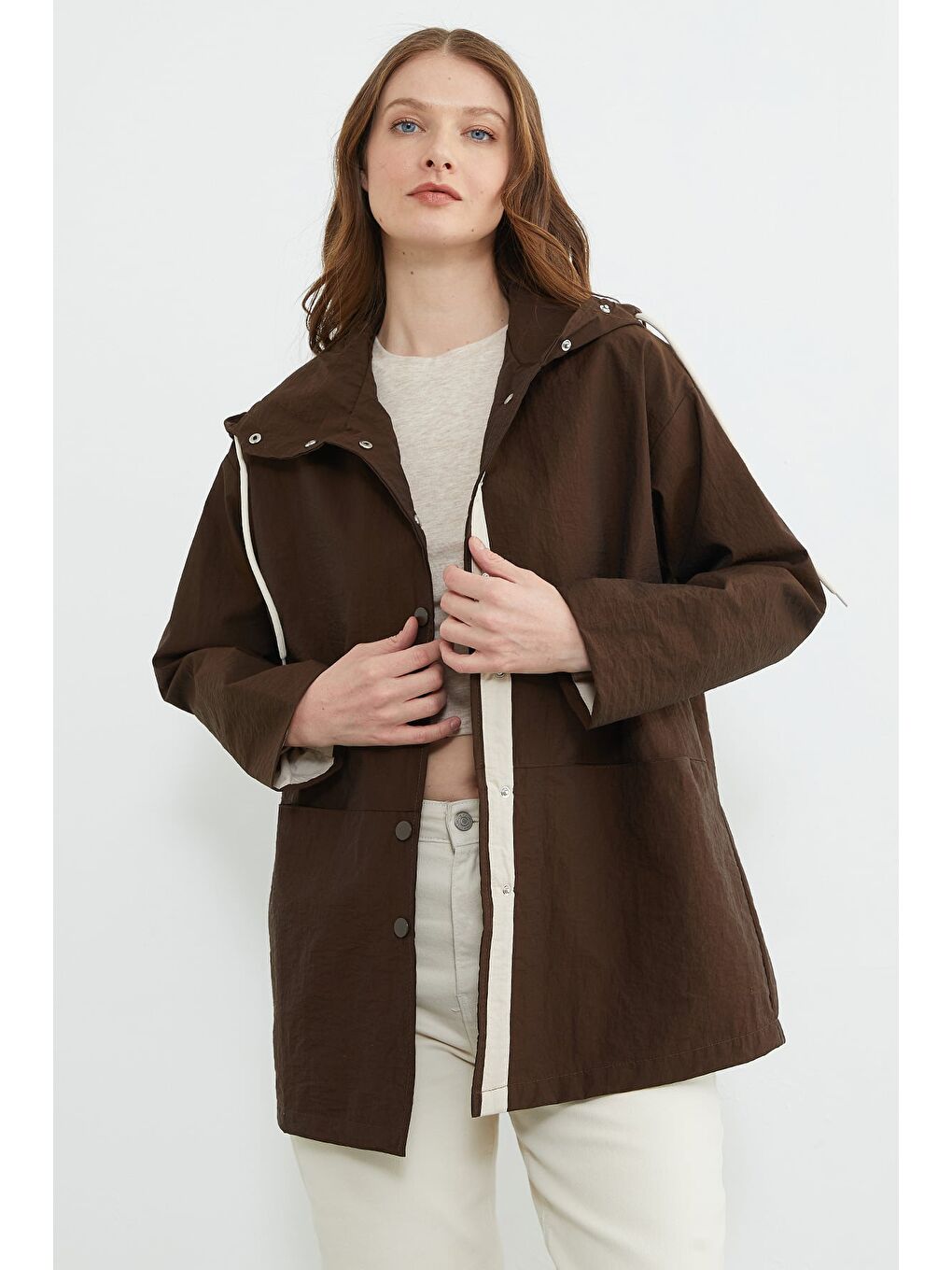 Kahverengi Çıtçıtlı Kapüşonlu Paraşüt Kumaş Trençkot-2