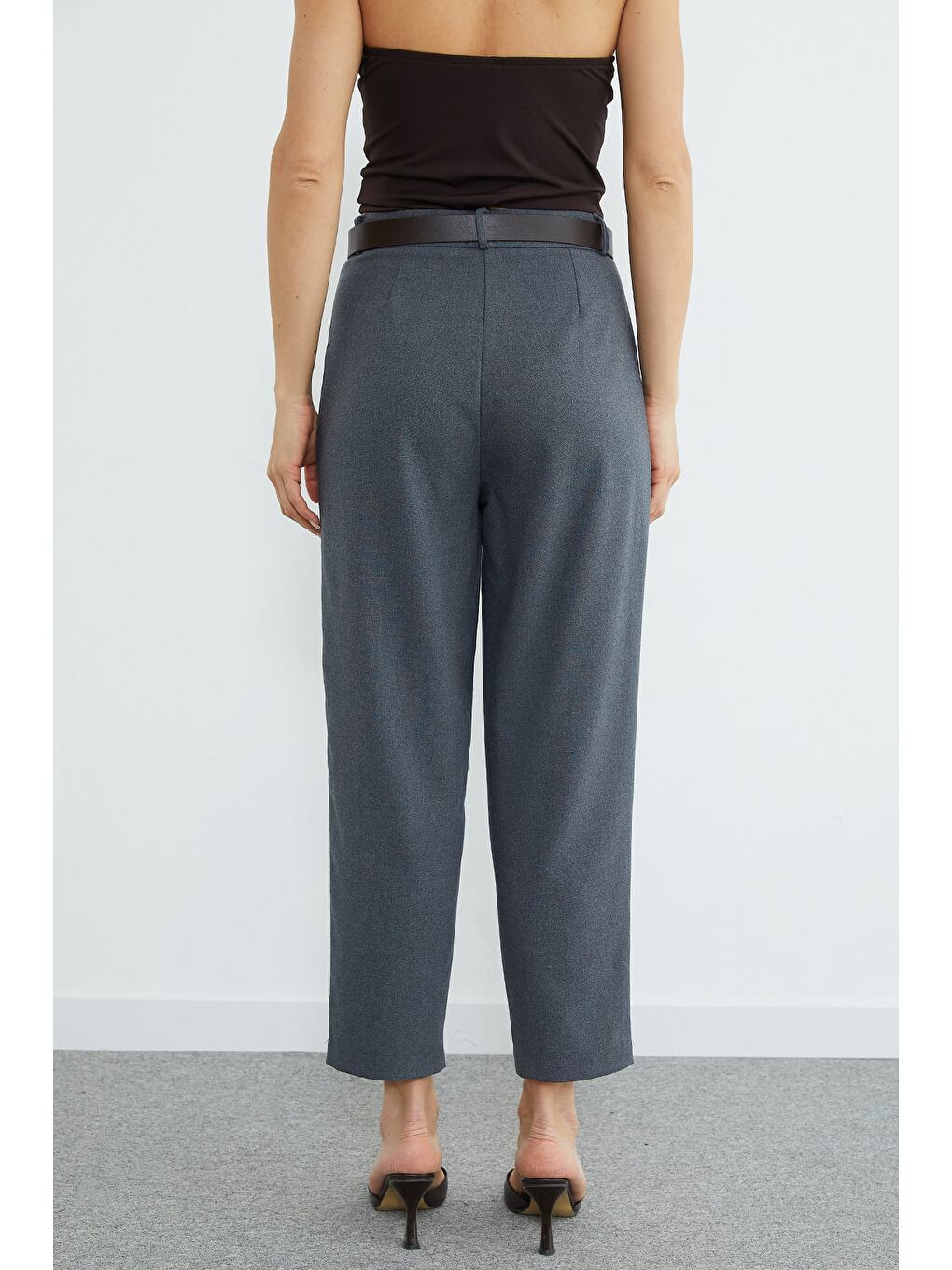 Antrasit Kemer Detaylı Pileli Cepli Pantolon-4