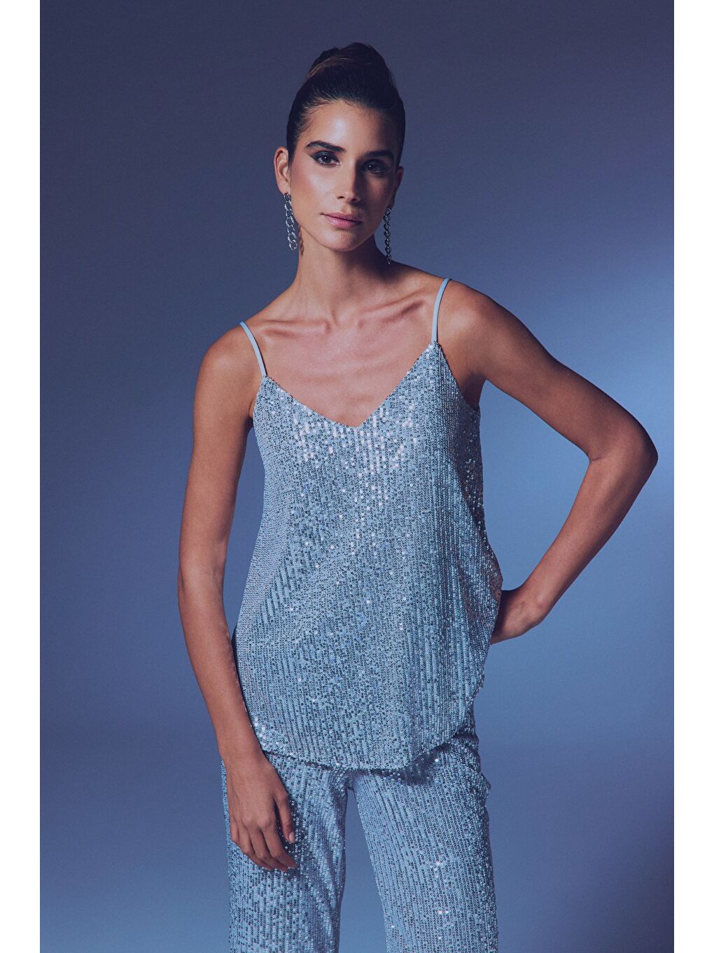 Gri Payet Detaylı Askılı Bluz - Gümüş