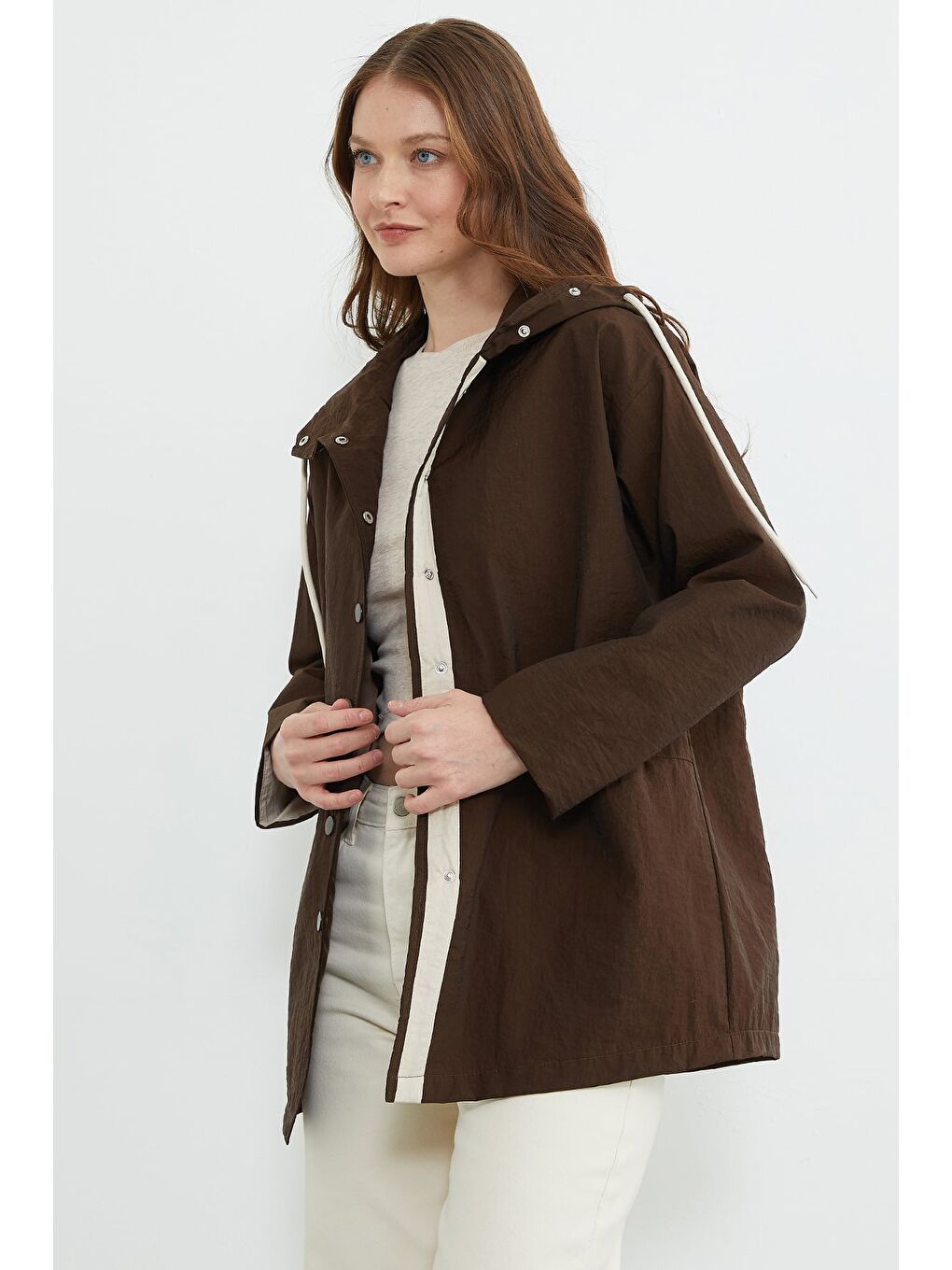 Kahverengi Çıtçıtlı Kapüşonlu Paraşüt Kumaş Trençkot-3