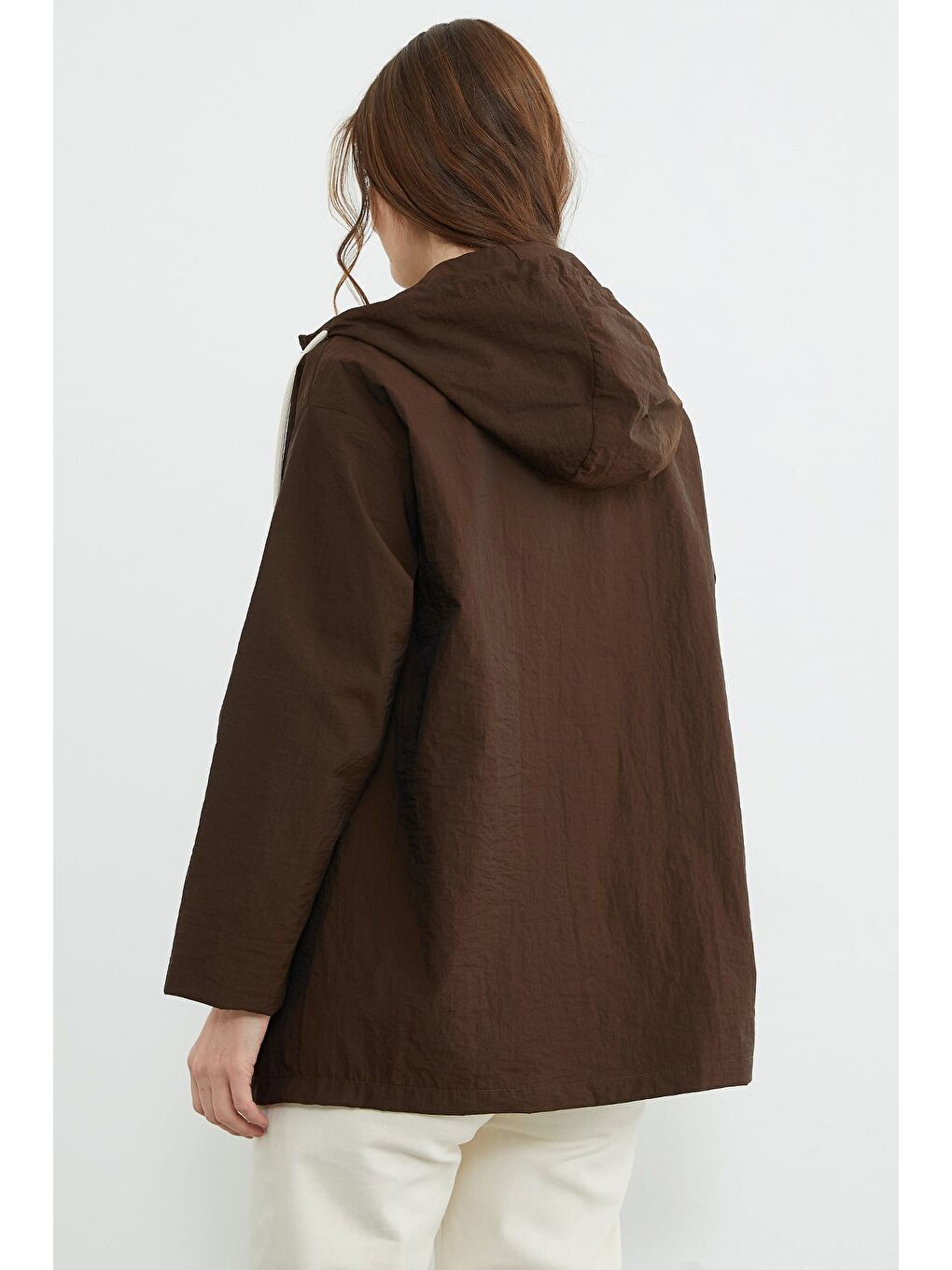 Kahverengi Çıtçıtlı Kapüşonlu Paraşüt Kumaş Trençkot-4