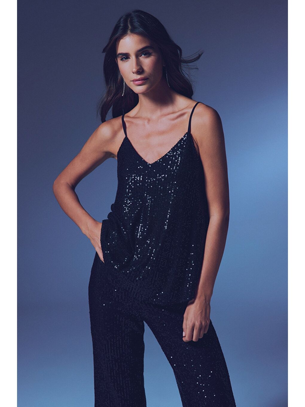 Payet Detaylı Askılı Bluz - Siyah