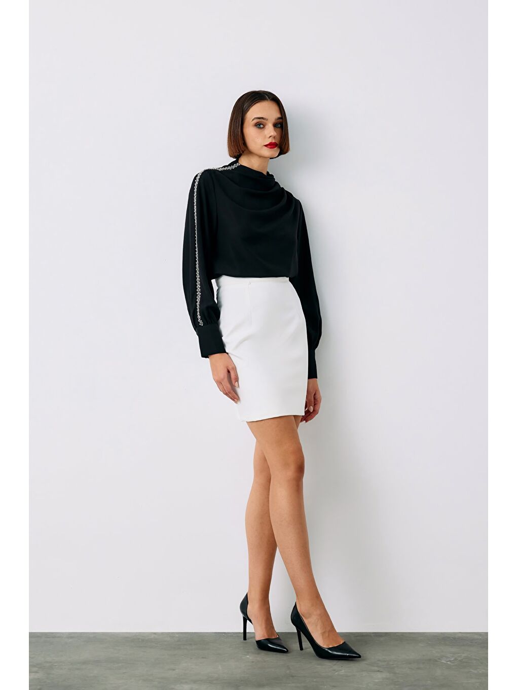 Omuz Aksesuarlı Bluz - Siyah