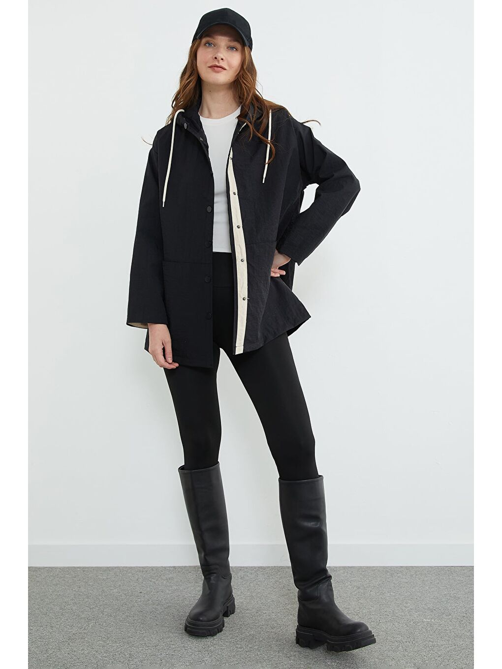 Siyah Çıtçıtlı Kapüşonlu Paraşüt Kumaş Trençkot