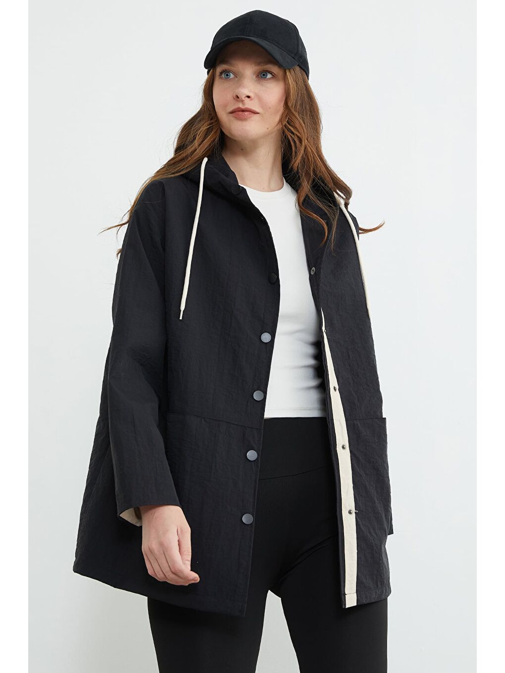 Siyah Çıtçıtlı Kapüşonlu Paraşüt Kumaş Trençkot-1