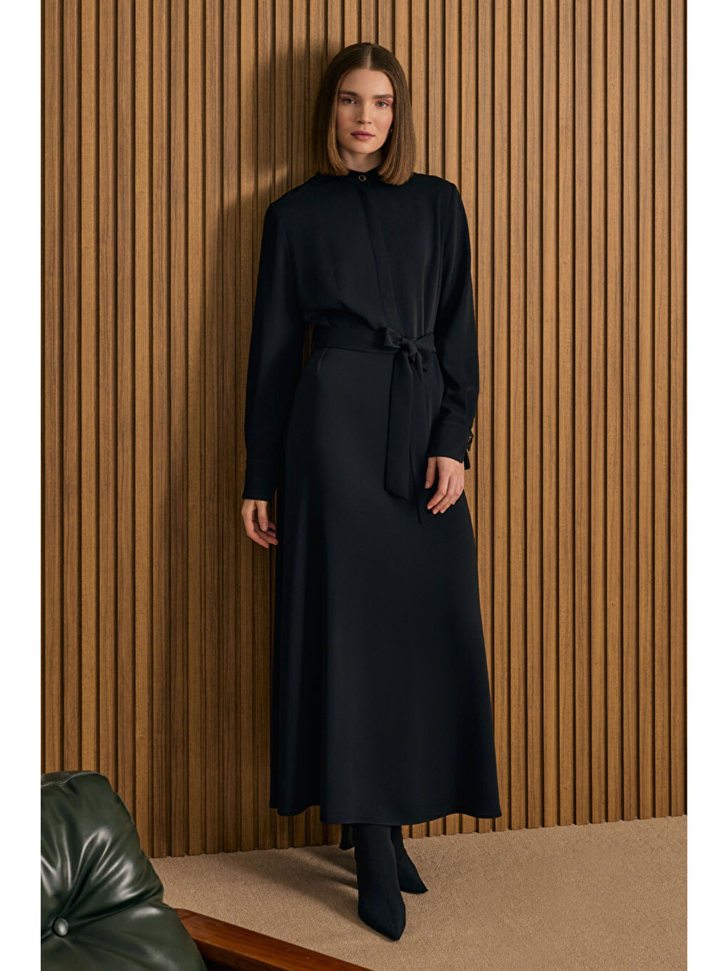 Siyah Hakim Yaka Dökümlü Elbise-1