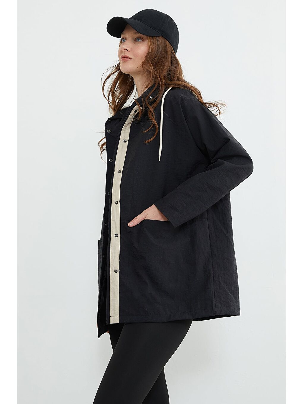 Siyah Çıtçıtlı Kapüşonlu Paraşüt Kumaş Trençkot-2