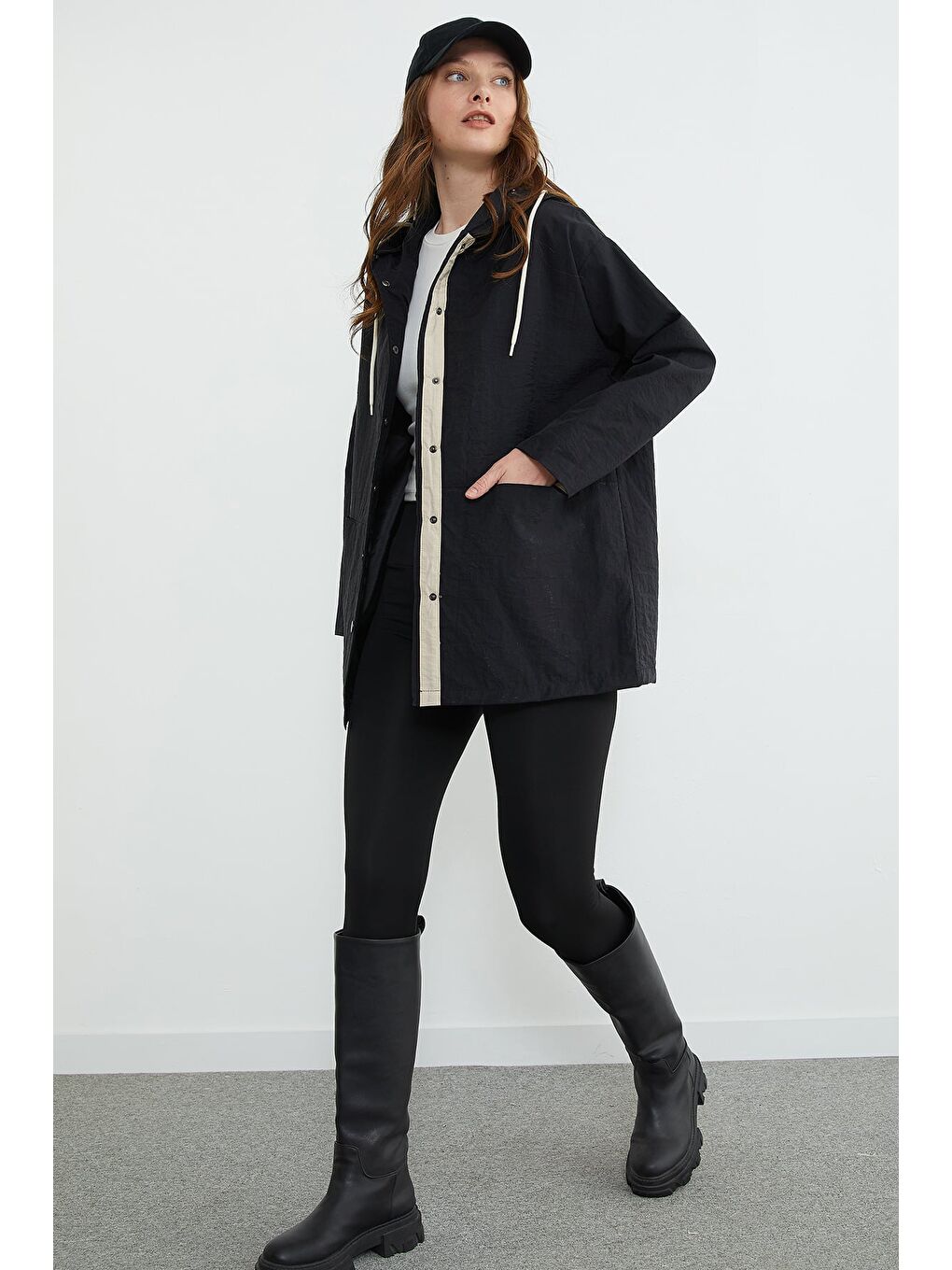 Siyah Çıtçıtlı Kapüşonlu Paraşüt Kumaş Trençkot-3