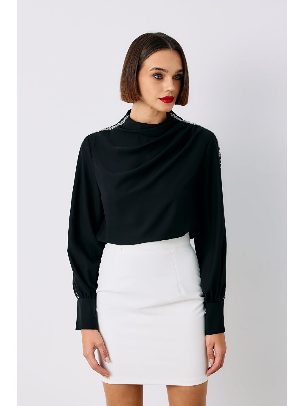 Omuz Aksesuarlı Bluz - Siyah-5