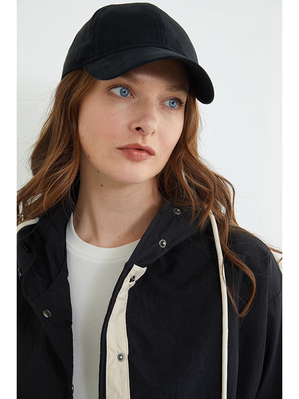 Siyah Çıtçıtlı Kapüşonlu Paraşüt Kumaş Trençkot-4