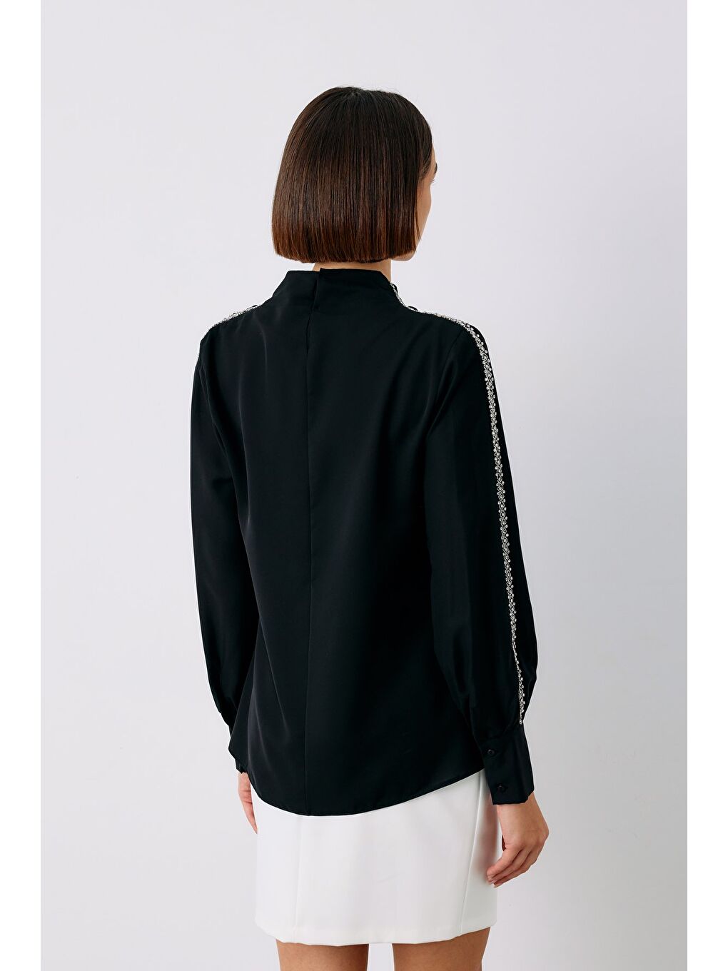 Omuz Aksesuarlı Bluz - Siyah-7