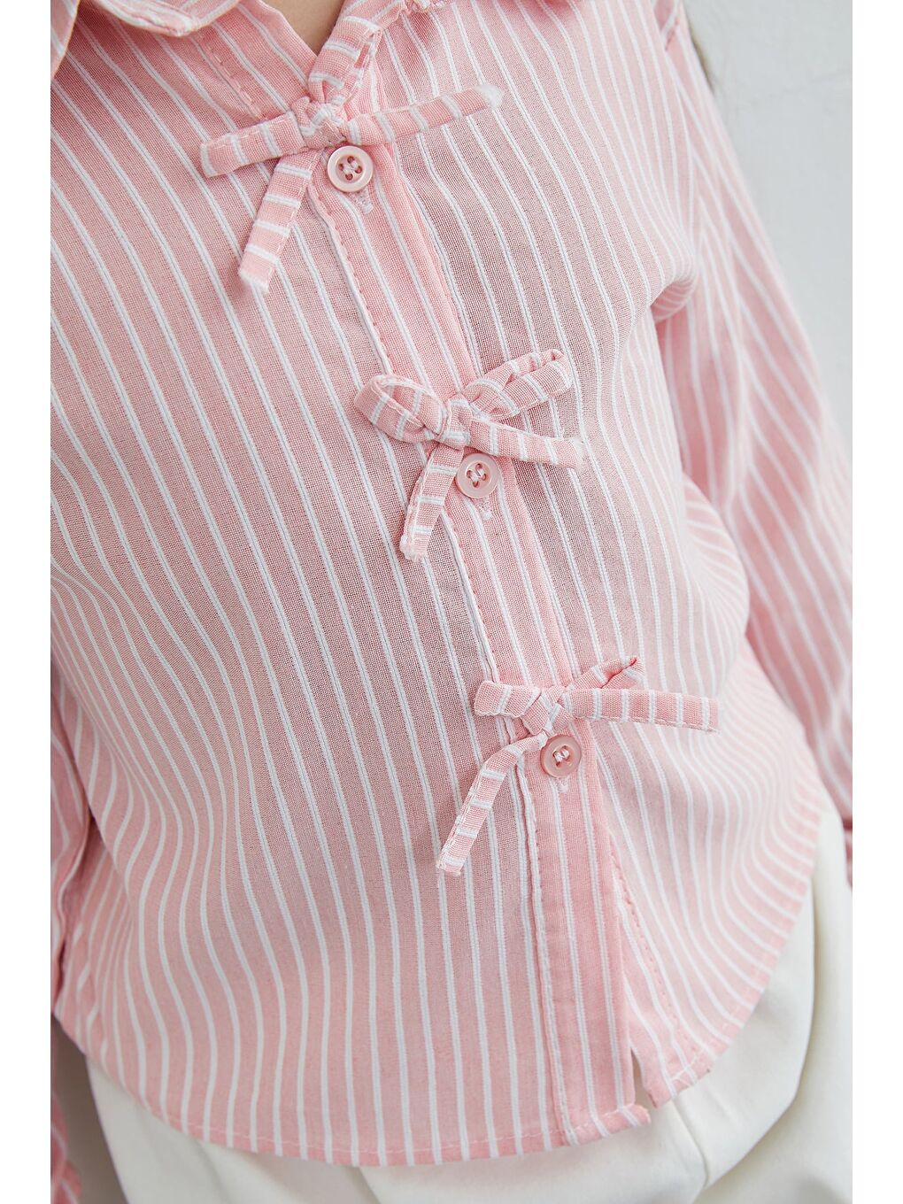 Pembe Çizgili Fiyonk Detaylı Kız Çocuk Crop Gömlek-3