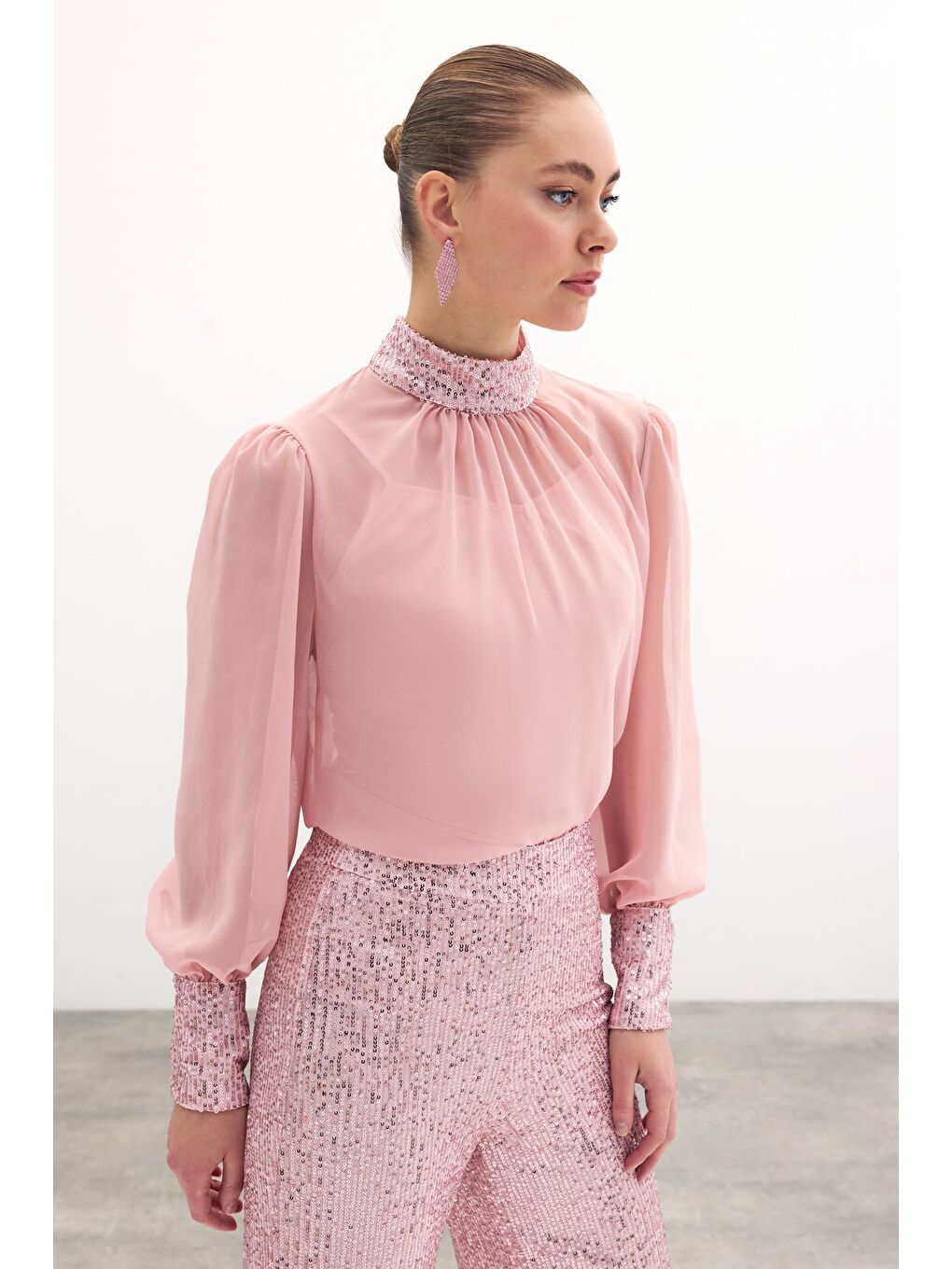 Pembe Payet Detaylı Bluz - Pudra