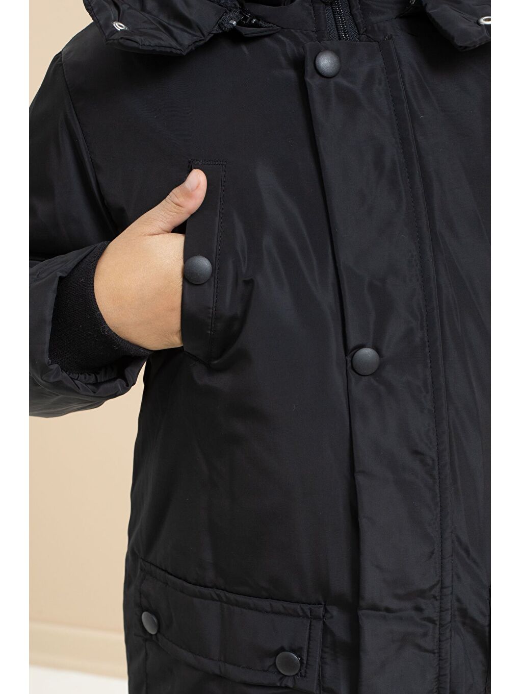 Siyah İçi Kürklü Çıtçıtlı Cepli Uzun Kesim Erkek Çocuk Kapüşonlu Şişme Mont 21444-1