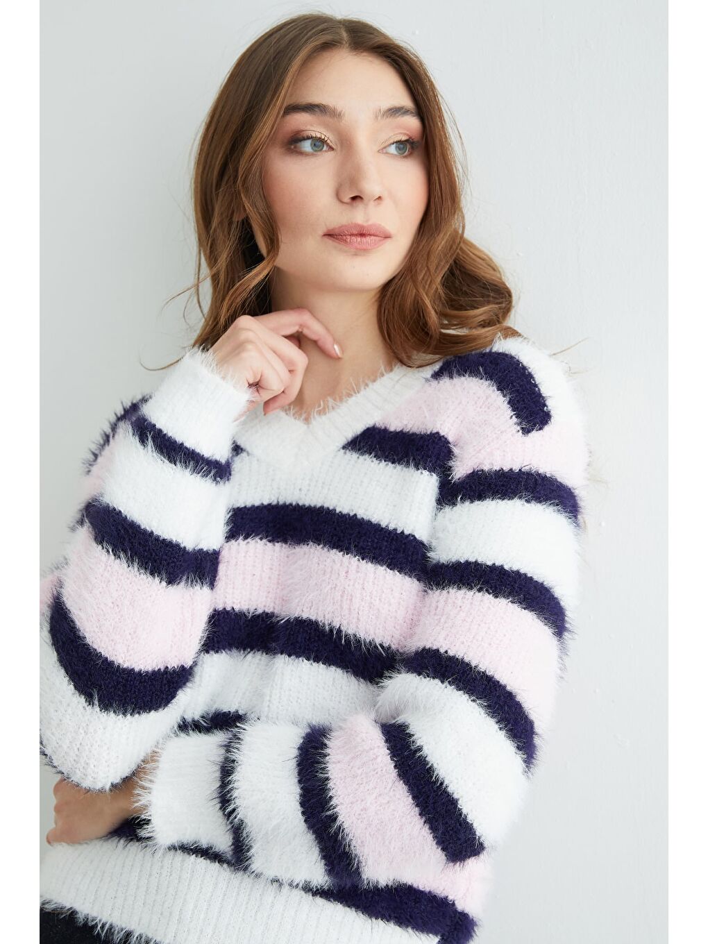 Pembe Sakallı Şeritli V Yaka Triko Kazak