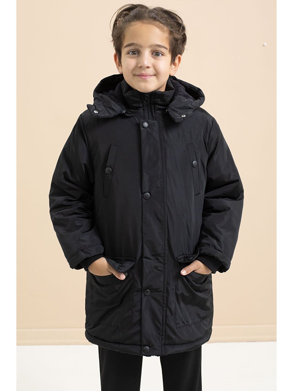 Siyah İçi Kürklü Çıtçıtlı Cepli Uzun Kesim Erkek Çocuk Kapüşonlu Şişme Mont 21444-2