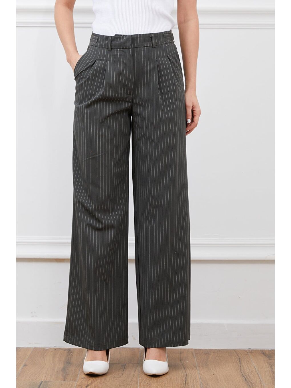 Haki Çizgili Pileli Kemer Detaylı Kumaş Pantolon-1