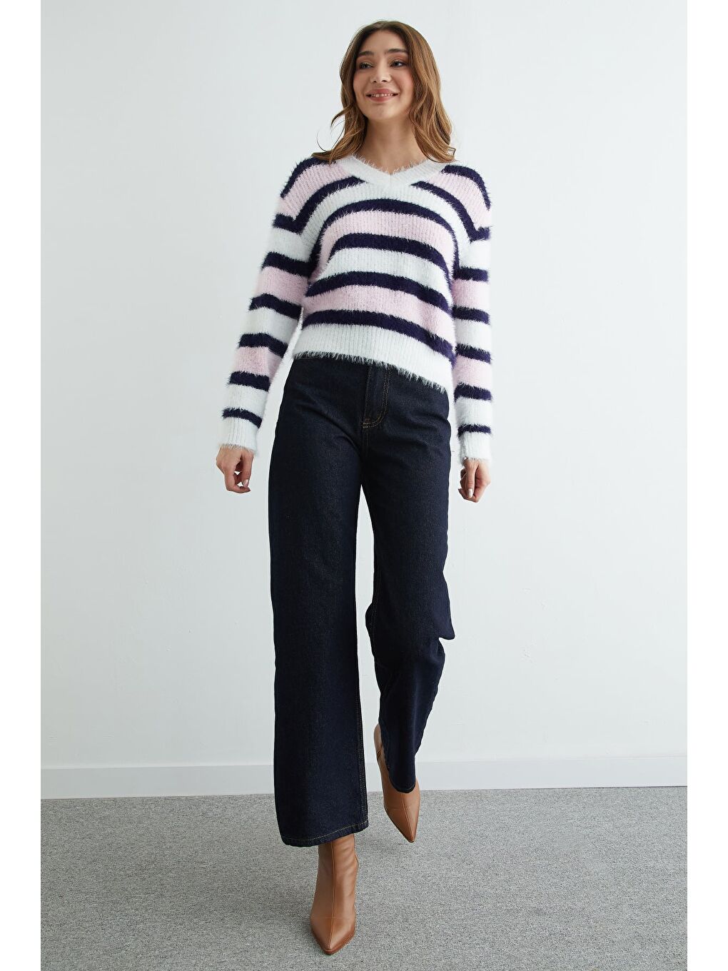 Pembe Sakallı Şeritli V Yaka Triko Kazak-4