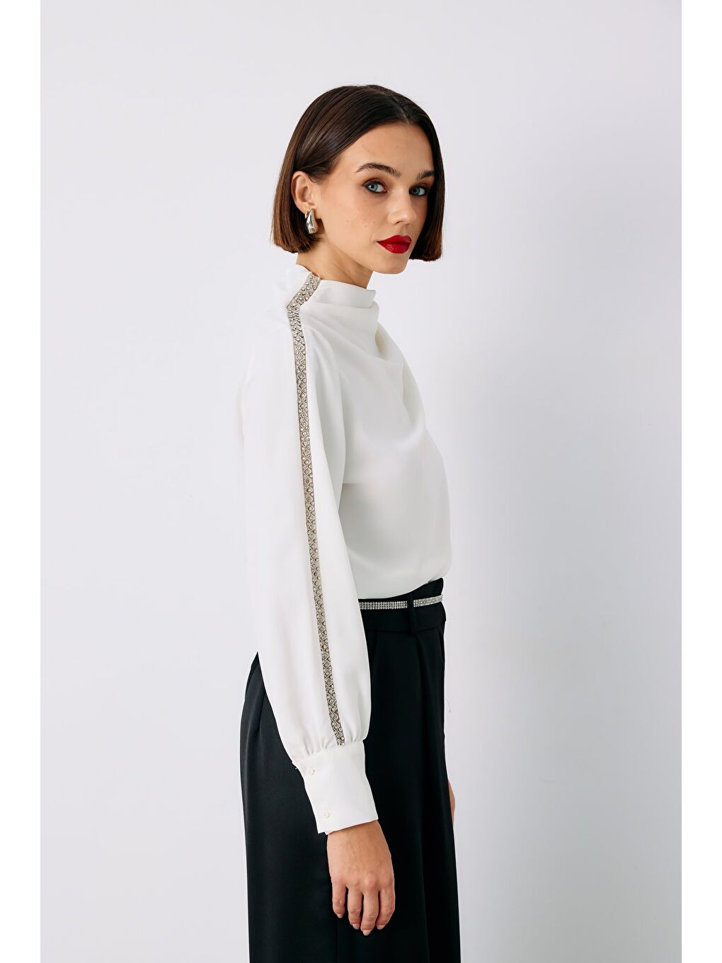 Omuz Aksesuarlı Bluz - Ekru-3