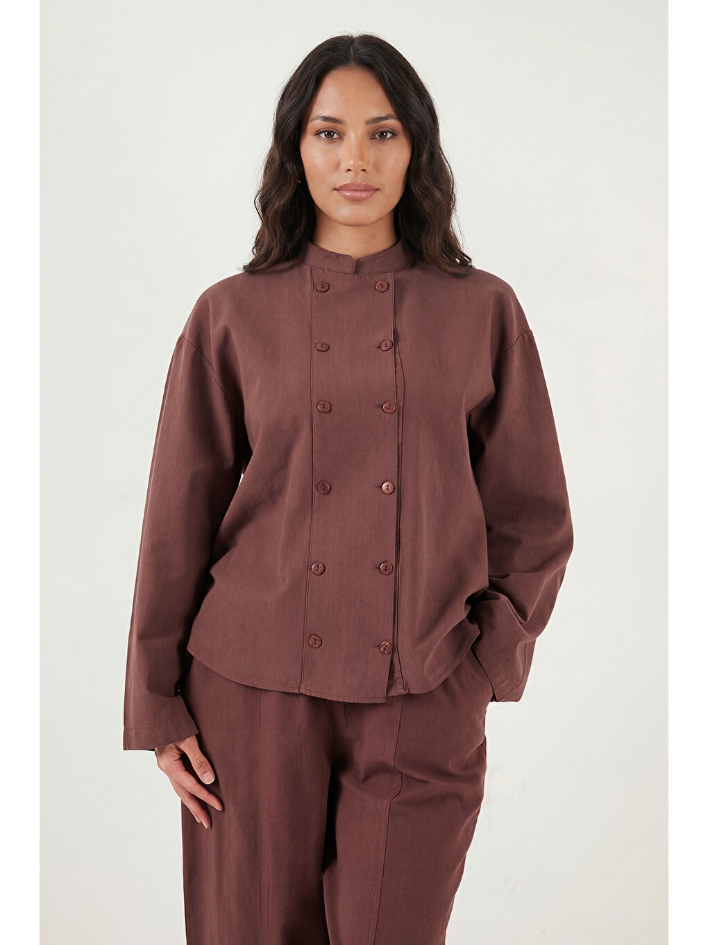 Kahverengi Pamuklu Hakim Yaka Kruvaze Düğmeli Kadın Takım 6928978-1