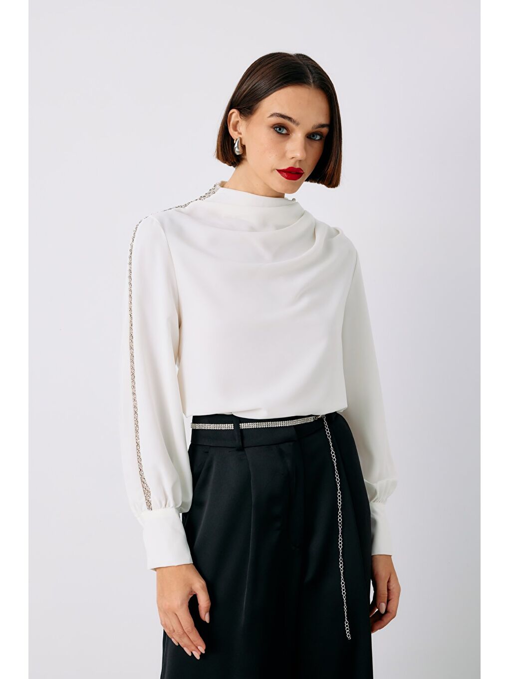 Omuz Aksesuarlı Bluz - Ekru-4