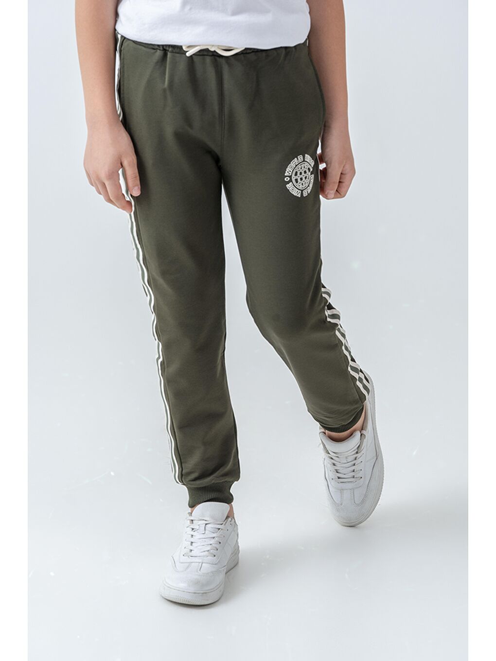 Haki Yanlar Şeritli World Wide Baskılı Erkek Çocuk Eşofman Altı-1