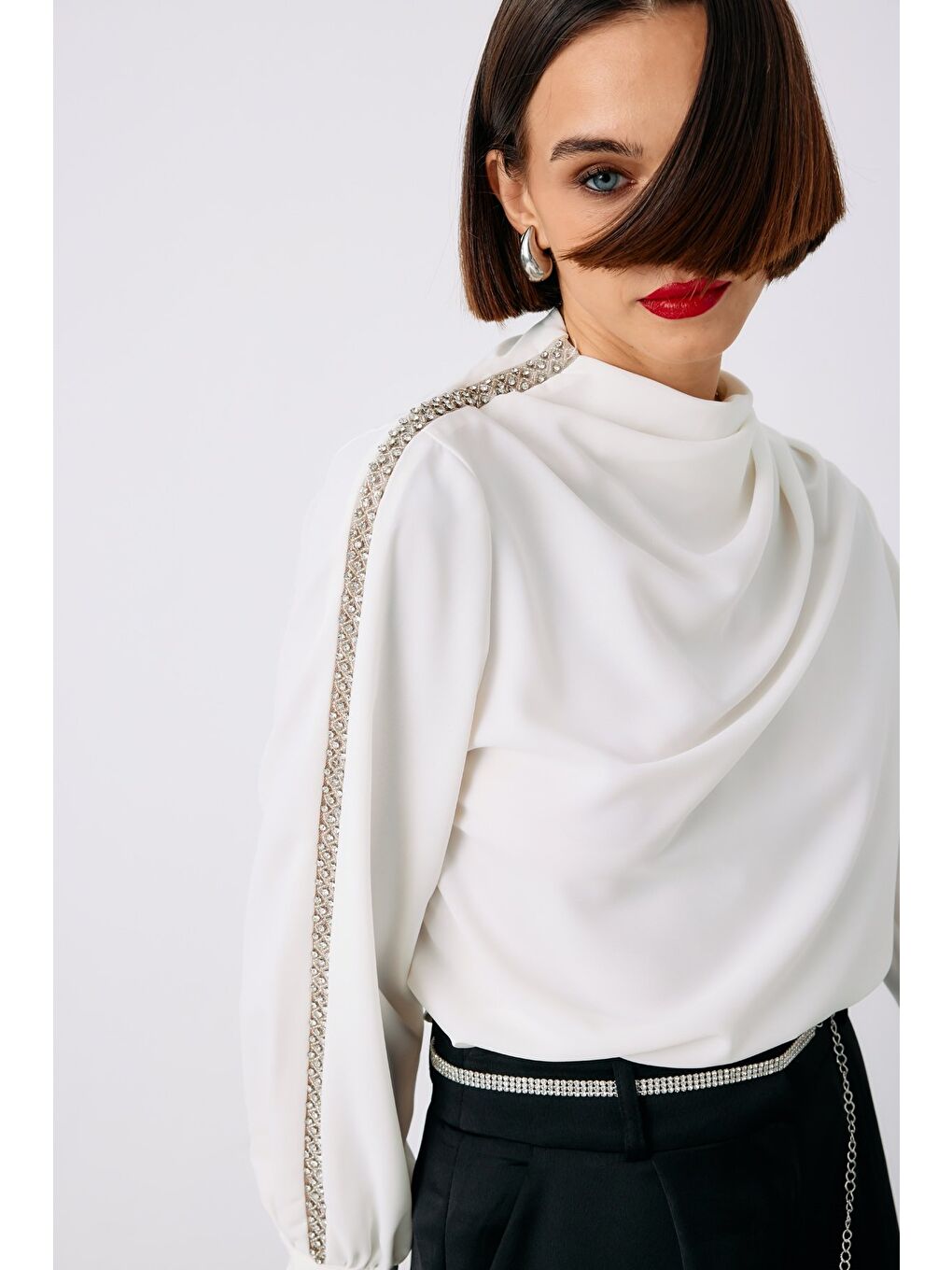 Omuz Aksesuarlı Bluz - Ekru-5