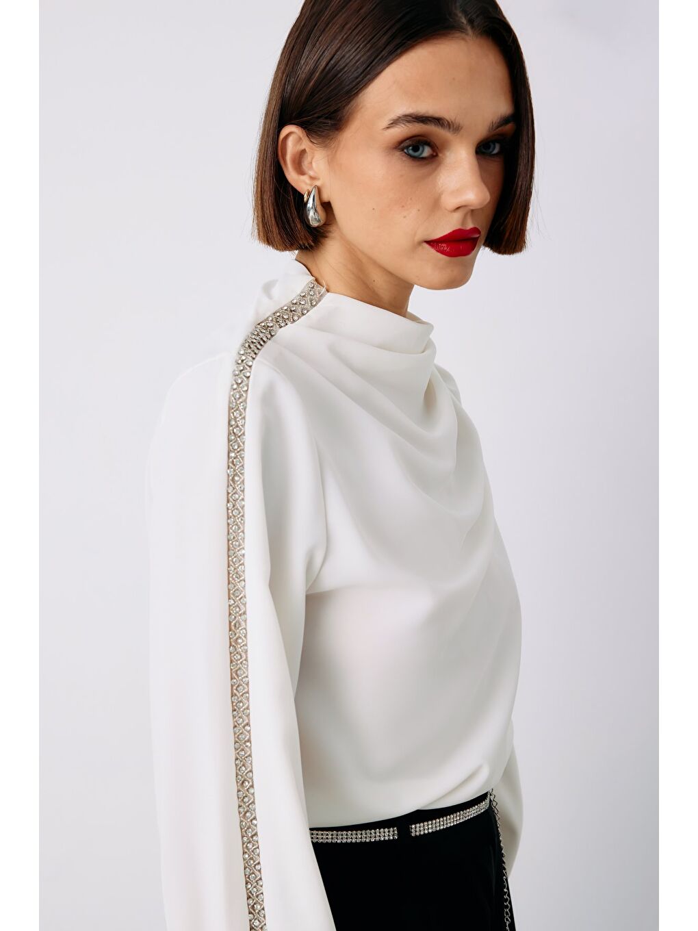 Omuz Aksesuarlı Bluz - Ekru-6