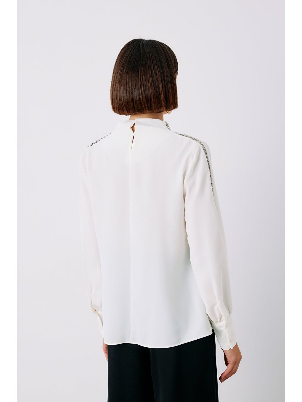 Omuz Aksesuarlı Bluz - Ekru-7