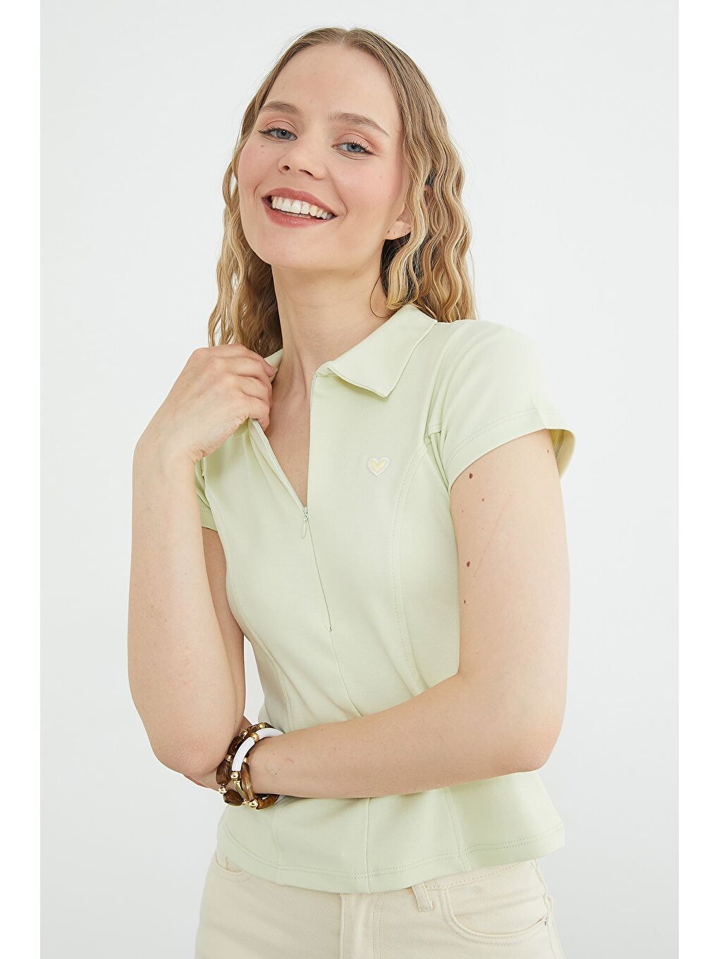 Yeşil Kalp Nakışlı Yarım Fermuarlı Polo Yaka Slim Fit Tişört-1