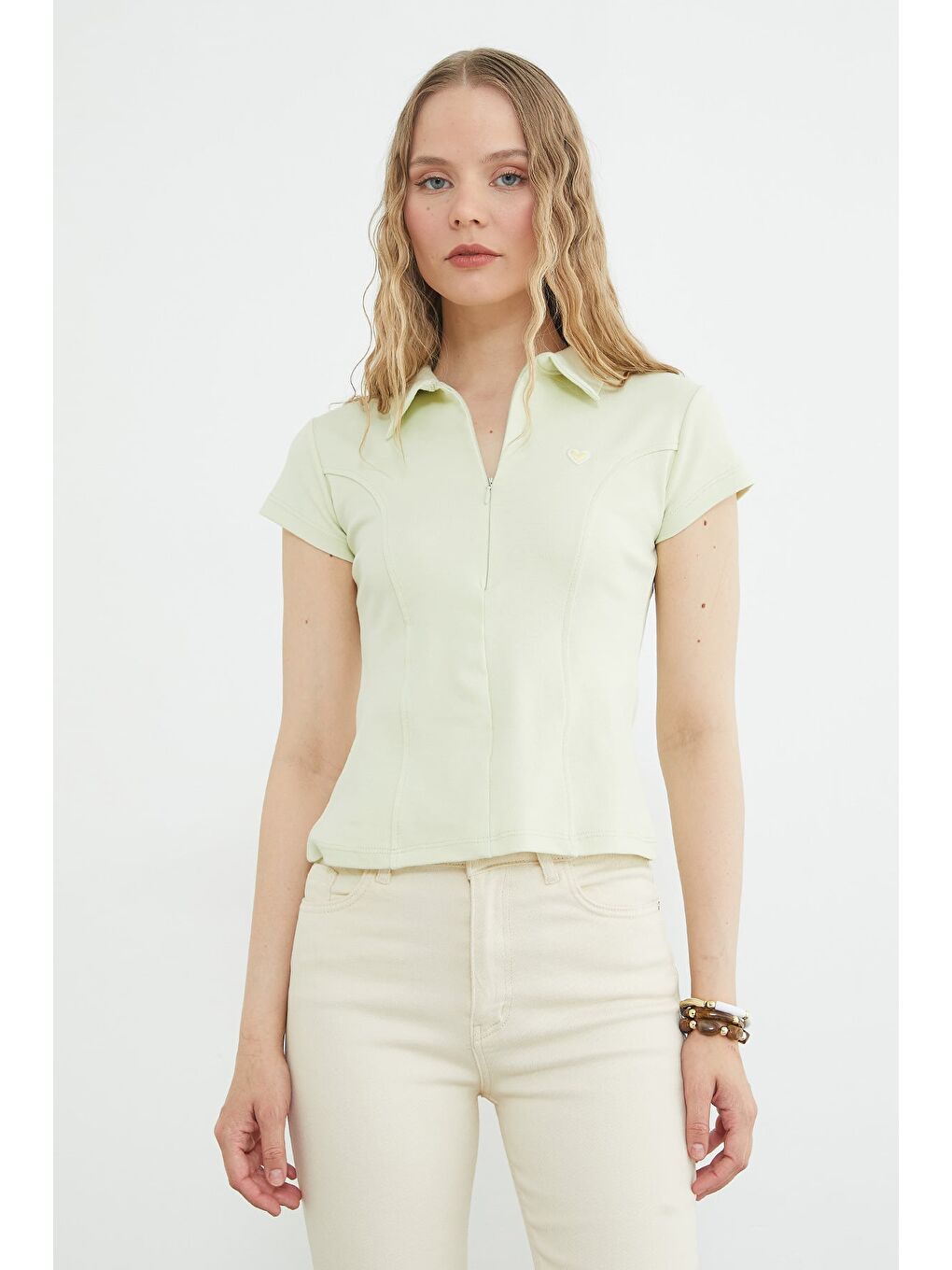 Yeşil Kalp Nakışlı Yarım Fermuarlı Polo Yaka Slim Fit Tişört-2