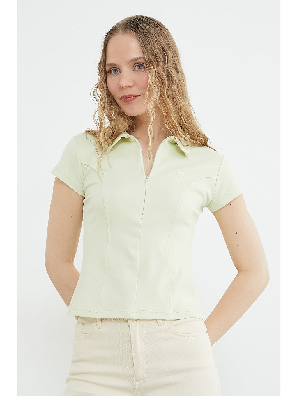 Yeşil Kalp Nakışlı Yarım Fermuarlı Polo Yaka Slim Fit Tişört-4