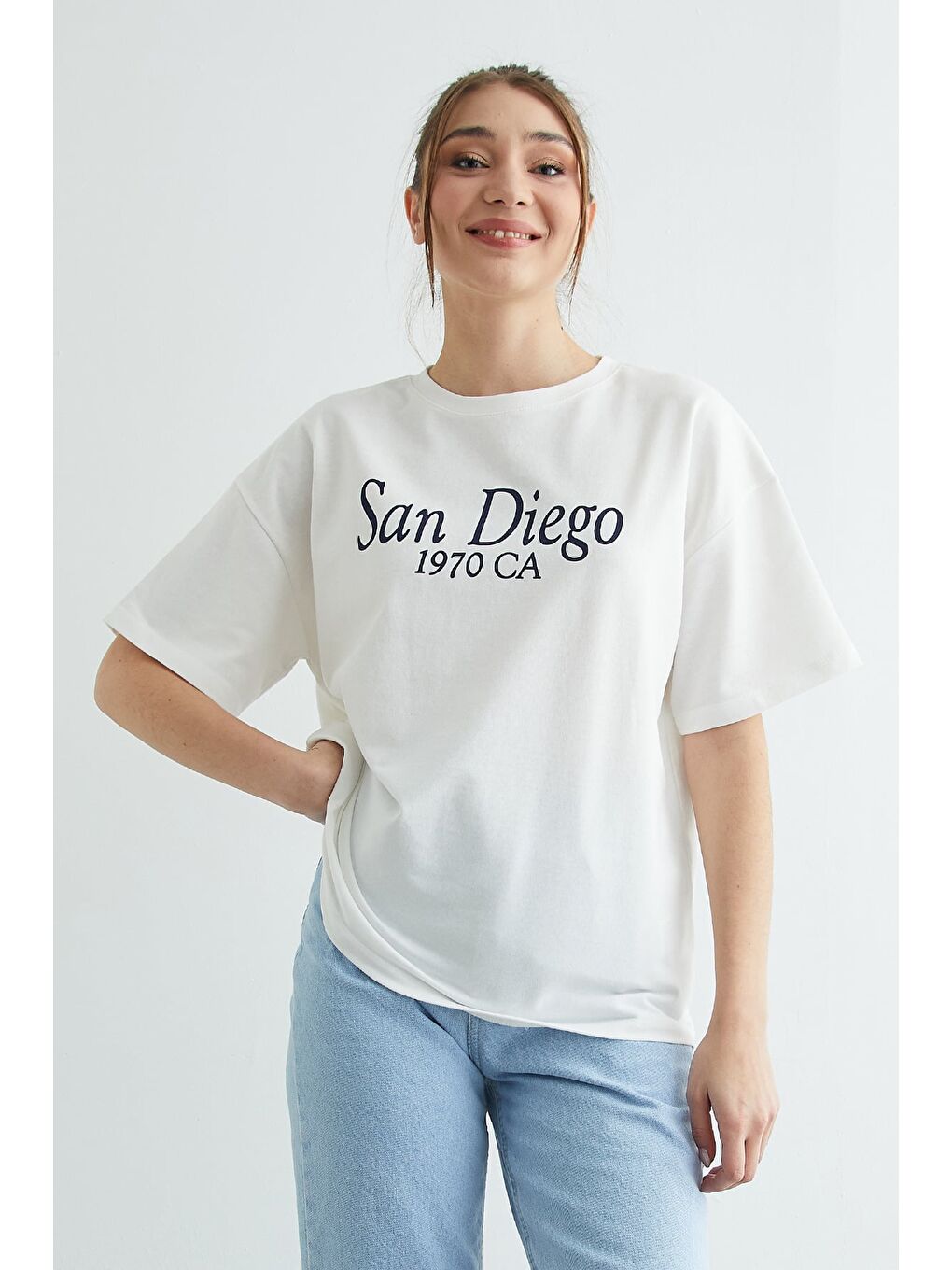 Beyaz San Diego Baskılı Oversize Tişört-3
