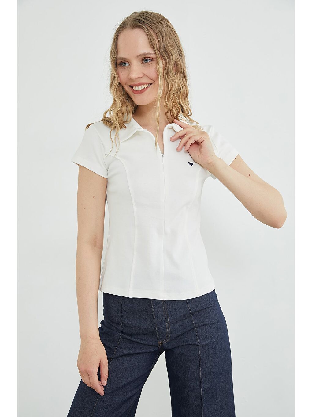 Ekru Kalp Nakışlı Yarım Fermuarlı Polo Yaka Slim Fit Tişört
